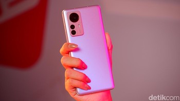 Xiaomi 12 Pro varian warna Purple. Foto: Adi Fida Rahman/detikINET