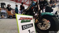 Ranto perwakilan dari booth Belajar Helm menjelaskan, motor ini pernah dibawa ke Dataran Tinggi Dieng setelah selesai dimodifikasi. Selama dipakai perjalanan jarak jauh ke Dieng itu, motor RX-King ‘bantet’ ini tak mengalami kendala. Foto: (Rangga Rahadiansyah/detikOto)