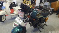 Ownernya ingin tampilan RX-King yang berbeda. Motor ini mempertahankan rangka asli yang dibikin mini. Jadi rangka belakang, tangki, jok, cover aki, arm, knalpot, step, itu dibikin mini. Velg pakai ring 10, dan menggunakan ban Vespa.  Foto: (Rangga Rahadiansyah/detikOto)