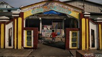 Masjid ini merupakan cagar budaya di Jakarta Utara yang terletak di tengah pemukiman penduduk yang berdekatan dengan Pantai Marunda.