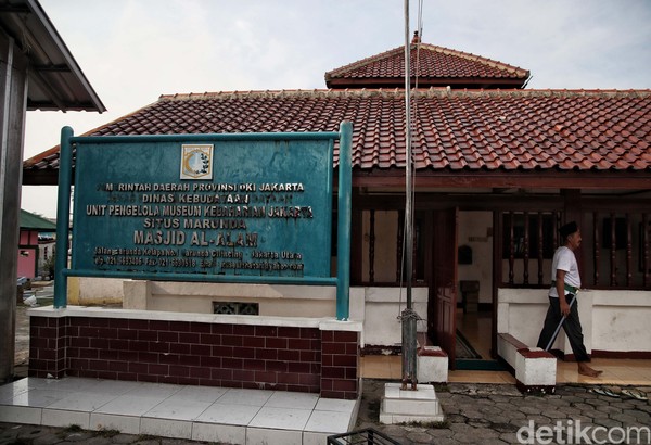 Pertama dari kubah berbentuk joglo itu merupakan arsitektur Jawa. Kedua unsur budaya bangsa Tionghoa terlihat dari lengkung naganya, dari wuwungannya. Foto: Pradita Utama Pertama dari kubah berbentuk joglo itu merupakan arsitektur Jawa. Kedua unsur budaya bangsa Tionghoa terlihat dari lengkung naganya, dari wuwungannya. Foto: Pradita Utama