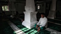 Warga tengah beribadah di Masjid Al-Alam atau Masjid Si Pitung di kawasan Marunda, Jakarta Utara, Kamis (7/4).