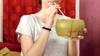 Tak hanya semangka, tapi Yuki Kato juga pernah menikmati segarnya kelapa muda. Sepertinya saat itu ia berada di tengah-tengah syuting. Foto: Instagram @yukikt