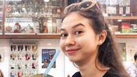 Berada di sebuah kafe, Yuki berpose lucu dengan sebuah semangka berukuran sedang. Tampaknya buah semangka itu dijadikan olahan jus yang menyegarkan. Foto: Instagram @yukikt