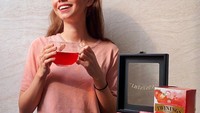 Yuki Kato juga menikmati minuman dengan rasa buah yang segar dari merek Twinings. Minuman itu bercita rasa stroberi dan mangga. Foto: Instagram @yukikt