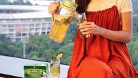 Selain kopi, Yuki Kato juga gemar menikmati teh. Ia membuat teh hijau dicampur lemon dan es batu yang membuatnya jadi lebih segar. Foto: Instagram @yukikt