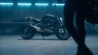 Bye-bye motor listrik pelan! Sepertinya slogan ini pantas untuk melekat untuk motor listrik asal Amerika Serikat Zero yang satu ini. Bayangkan saja meski berbekal listrik, motor listrik Zero terbaru entry level SR diklaim mampu mencapai top speed 124 mph atau 199 km/jam. Foto: doc. Zero Motorcycle