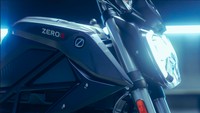 Zero SR ini dibangun dari platform SR/F model dan untuk pilihan paling dasar menggendong motor listrik ZF 75-10 yang memiliki torsi hingga 166 Nm dan mampu berlari setara dengan 74 hp (tenaga kuda), soal top speed tidak main-main motor ini diklaim mampu berlari hingga 104 mph atau 167 km/jam.Foto: doc. Zero Motorcycle
