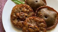 Jenis jajan pasar ini disukai karena teksturnya empuk kenyal dengan rasa manis legit. Biasanya cucur dibuat dengan gula putih, tapi sebenarnya enak juga diracik memakai gula merah. Aromanya wangi dengan tambahan kayu manis. Yuk bikin kue cucur gula merah dengan resep ini. Foto: detikfood