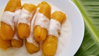 Punya stok pisang di rumah? Coba bikin jadi takjil istimewa ala Thailand. Namanya Kluay Kai Cheum yang memadukan pisang rebus dengan saus santan. Kamu bisa pakai pisang yang matang, tapi masih kokoh teksturnya. Resepnya ada di sini. Foto: iStock