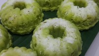 Rekomendasi kue enak untuk takjil selanjutnya, putu ayu. Teksturnya empuk, rasanya manis lembut, dan diberi topping parutan kelapa yang gurih. Jajanan pasar ini juga gampang dibuat. Resepnya ada di sini. Foto: detikfood