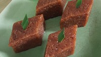 Wajik gula aren yang empuk legit ini dijamin bisa puaskan selera saat berbuka puasa. Bahannya gampang didapat seperti ketan putih, santan, gula dan garam. Ikuti langkah membuatnya di resep ini. Foto: detikfood