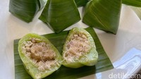 Kue mendut atau kue bugis disukai karena bagian luarnya lembut mulur dan diberi isian kelapa parut yang manis enak. Kamu bisa bikin sendiri kue mendut dengan bahan-bahan ini. Ada tepung ketan, santan, dan endapan pandan suji. Resep lengkapnya ada di sini. Foto: detikfood