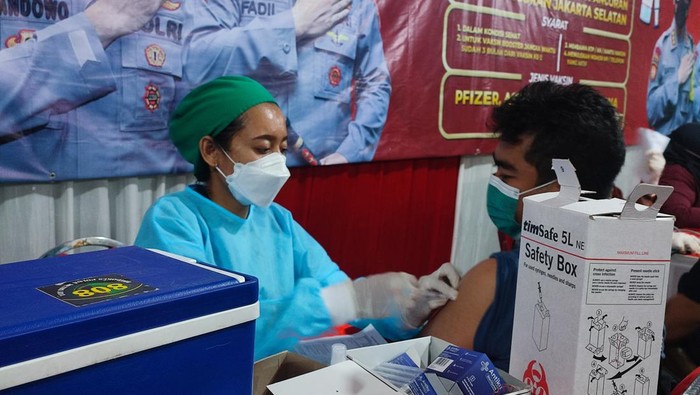 800 warga Pancoran, Jaksel, mendaftarkan diri untuk disuntik vaksin booster (Nahda/detikcom)