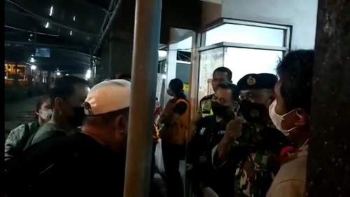 Aksi adu mulut penumpang v petugas di Pelabuhan Gilimanuk Bali