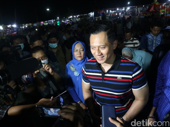 Ketum Partai Demokrat Agus Harimurti Yudhoyono alias AHY saat di Alun-alun Kembang Joyo, Jumat (8/4/2022) malam.