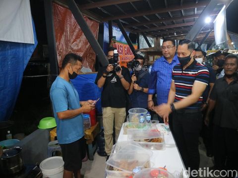 Ketum Partai Demokrat Agus Harimurti Yudhoyono alias AHY saat di Alun-alun Kembang Joyo, Jumat (8/4/2022) malam.
