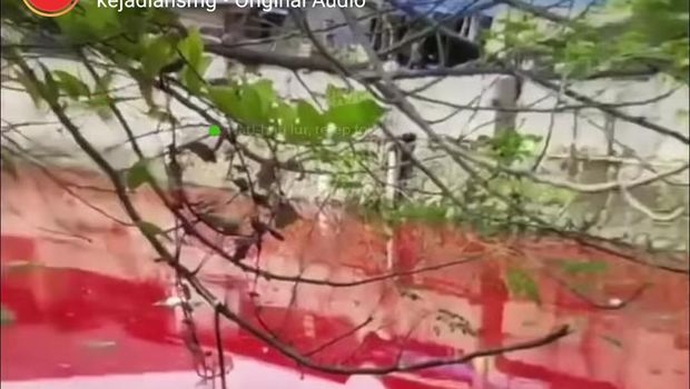 Air sungai di dekat Kota Lama berubah warna menjadi merah.