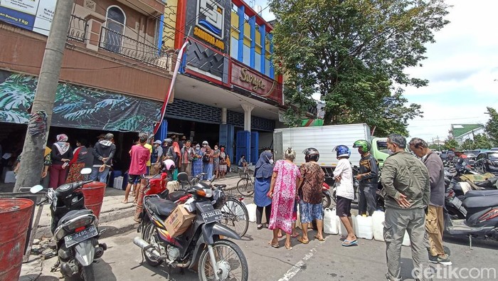 Warga mengantre minyak curah di Blitar