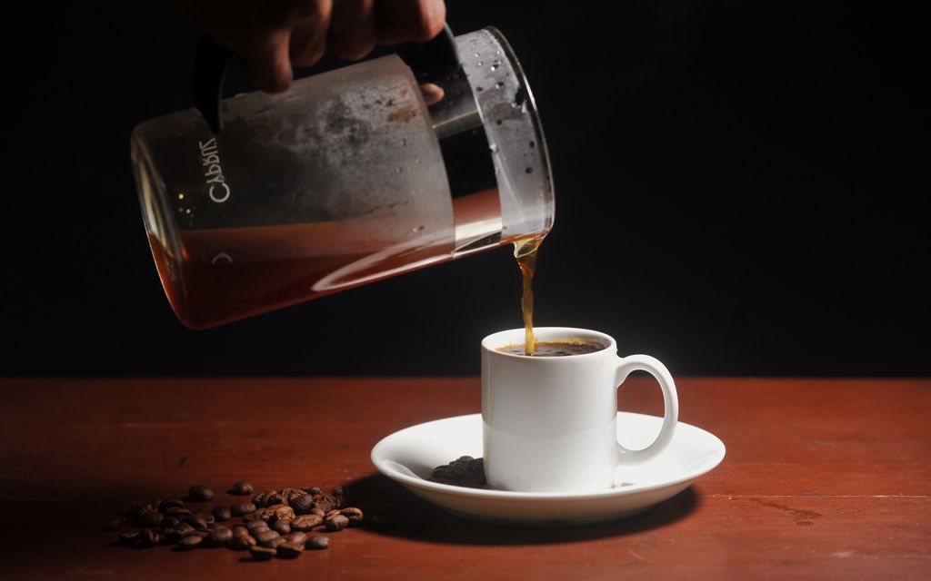 Petugas mengecek suhu saat roasting (memanggang) buah kopi di pengolahan kopi Solok Radjo di Nagari Aia Dingin, Kecamatan Lembah Gumanti, Kabupaten Solok, Sumatera Barat.