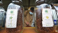 Kopi telah menjadi komoditi andalan bagi sebagian besar masyarakat di sejumlah wilayah di Indonesia, tidak terkecuali di Nagari Air Dingin, Kabupaten Solok, Sumatera Barat yang terbukti telah berhasil menembus pasar kopi internasional. 