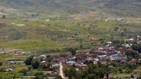 Angin dingin Lembah Gumanti menghembuskan uap secangkir kopi Arabika di atas meja. Orang-orang menyeruput kopi tersebut sambil terpejam, meresapi suasana sejuk di perbukitan. Kafe yang dikelilingi kebun kopi itu sengaja dibuka untuk para pecinta kopi dan alam. 