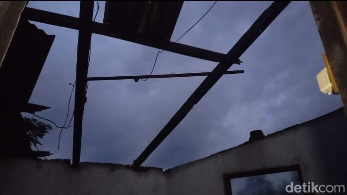 Atap rumah di Cijati Sumedang terhempas angin kencang pada Sabtu (9/4/2022) sore