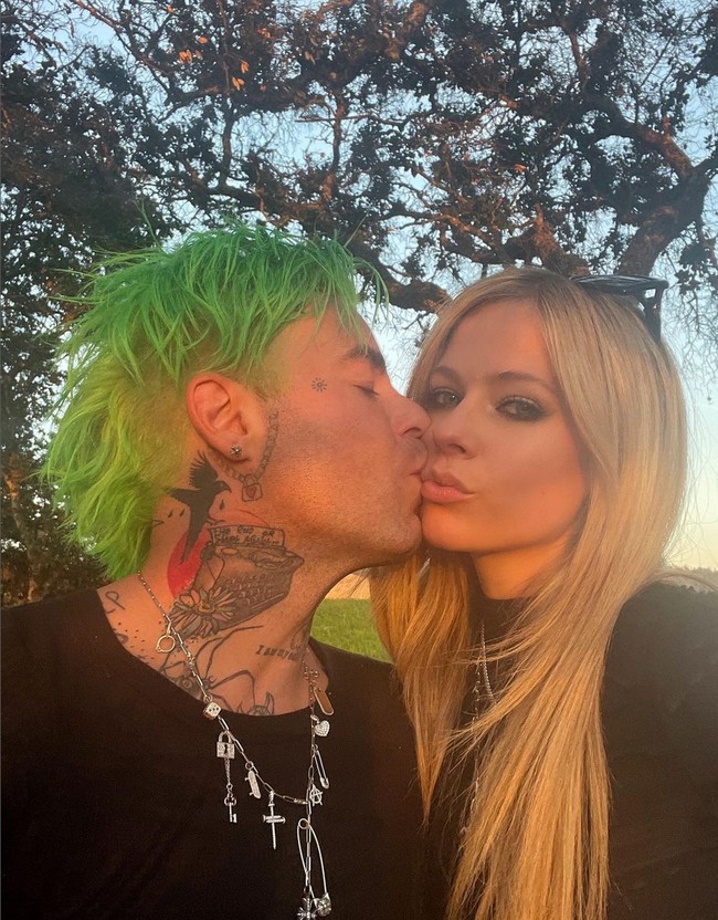 Mod Sun menjadi pria ketiga yang melamar Avril Lavigne. Dua pria sebelumnya, Deryck Whibley dan Chad Kroeger juga pernah melamar penyanyi yang khas dengan rambut pirang panjang tersebut. Foto: Instagram/@modsun