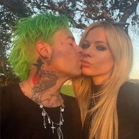 Mod Sun menjadi pria ketiga yang melamar Avril Lavigne. Dua pria sebelumnya, Deryck Whibley dan Chad Kroeger juga pernah melamar penyanyi yang khas dengan rambut pirang panjang tersebut. Foto: Instagram/@modsun