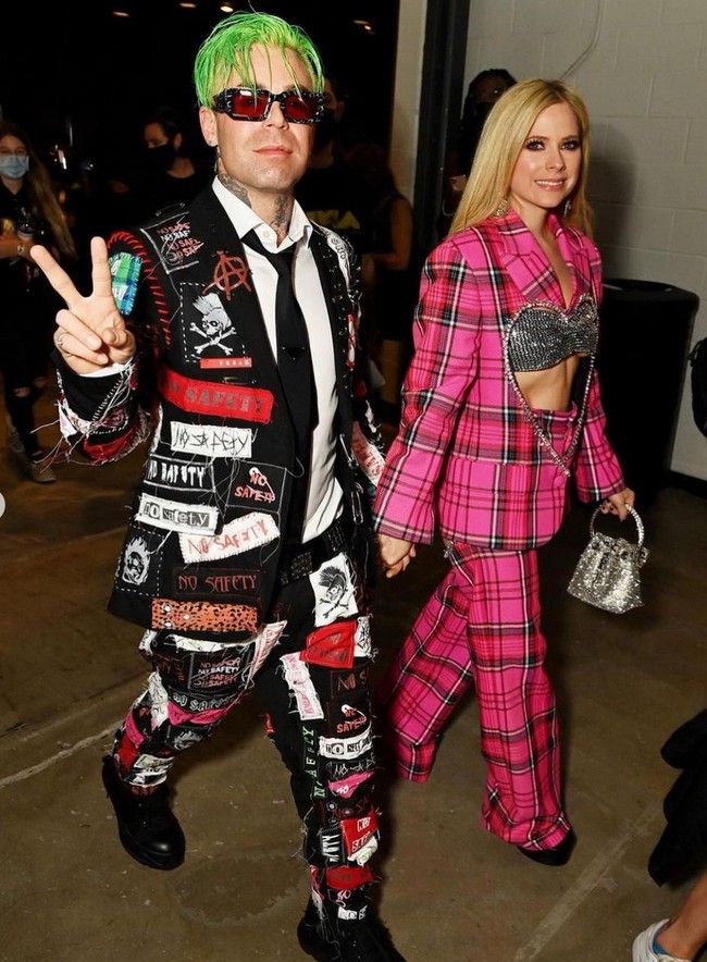 Avril Lavigne menerima cincin tunangan bertatahkan berlian bentuk hati dari Mod Sun. Cincin tunangan makin istimewa karena dihiasi ukiran bertulisan Hi Icon, yang merupakan kata-kata pertama yang diucapkan Mod Sun kepadanya. Foto: Instagram/@modsun