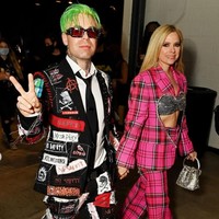 Avril Lavigne menerima cincin tunangan bertatahkan berlian bentuk hati dari Mod Sun. Cincin tunangan makin istimewa karena dihiasi ukiran bertulisan Hi Icon, yang merupakan kata-kata pertama yang diucapkan Mod Sun kepadanya. Foto: Instagram/@modsun