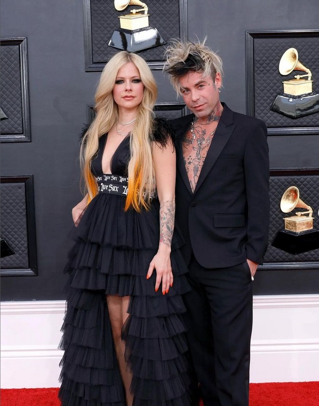 Avril Lavigne bertunangan dengan Mod Sun setelah satu tahun berpacaran.  Foto: Instagram/@modsun