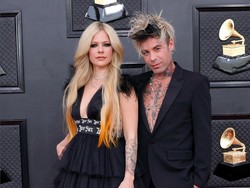 8 Potret Kemesraan Avril Lavigne dan Calon Suami Ke-3