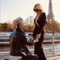 Penyanyi 37 tahun itu dilamar sang kekasih di depan Menara Eiffel, Paris, Prancis. Foto: Instagram/@modsun