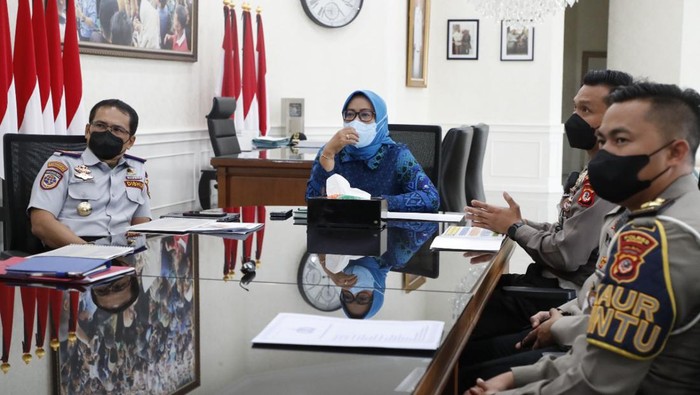 Bupati Bogor Ade Yasin bersama Dishub-Disbudpar dan Satlantas Polres Kabupaten Bogor membahas rencana pembatasan truk dan bus di jalur alternatif Puncak.