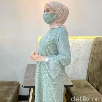 Koleksi busana muslim hasil rancangan Nelva Amelia.