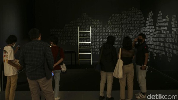 Sepuluh perupa tersebut dipilih atas pertimbangan konsistensinya dalam berkarya dengan capaian artistik yang sangat tinggi, baik secara gagasan, konseptual, maupun kekuatan visual. Sepuluh perupa tersebut dipilih atas pertimbangan konsistensinya dalam berkarya dengan capaian artistik yang sangat tinggi, baik secara gagasan, konseptual, maupun kekuatan visual.
