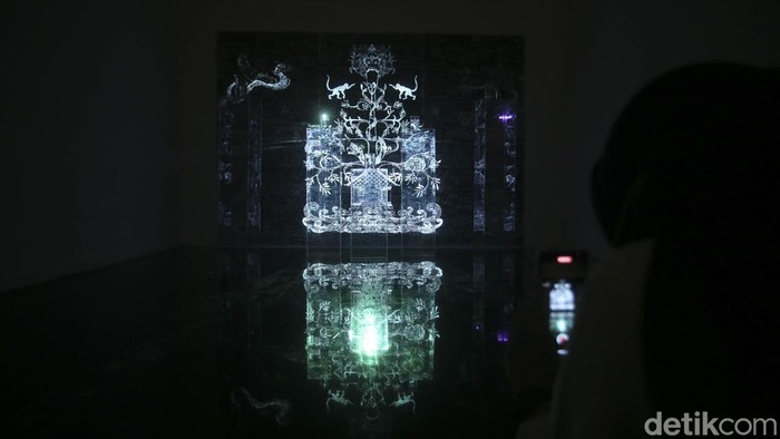 Butuh Ide Ngabuburit di Jakarta? Galeri Nasional Aja Yuk Sejumlah pengunjung menikmati pameran seni Indonesian Women Artist di Galeri Nasional, Jakarta, Sabtu (9/4/2022). Berkunjung ke museum menjadi salah satu kegiatan menjelang buka puasa atau biasa yang disebut ngabuburit.