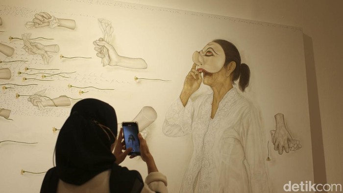 Sejumlah pengunjung menikmati pameran seni Indonesian Women Artist di Galeri Nasional, Jakarta, Sabtu (9/4/2022). Berkunjung ke museum menjadi salah satu kegiatan menjelang buka puasa atau biasa yang disebut ngabuburit.