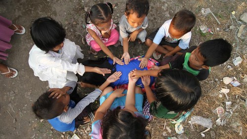 Sejumlah anak memainkan permainan tradisional kil-kilan saat ngabuburit dolanan di Kampung Dolanan, Surabaya, Jawa Timur, Jumat (8/4/2022). Kegiatan ngabuburit dolanan tersebut bertujuan untuk melestarikan permainan tradisional sekaligus menunggu datangnya waktu berbuka puasa. ANTARA FOTO/Moch Asim/wsj.