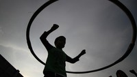 Anak-anak di Kampung Dolanan ini memiliki cara asik untuk ngabuburit.
