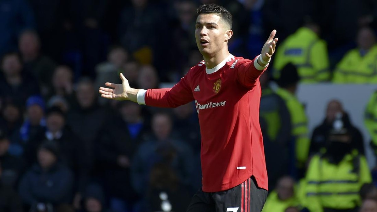 Cristiano Ronaldo berhadapan dengan pihak kepolisian. (Foto: Rui Vieira/AP)