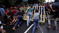 Tidak hanya itu, akibat pandemi COVID-19 industri pariwisata Sri Lanka anjlok. Padahal untuk mengatasi utang negara Sri Lanka bergantung pada akses ke pasar tersebut. Cadangan devisa anjlok hampir 70% dalam dua tahun.  