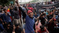 Para pengunjuk rasa meneriakkan slogan-slogan menentang Presiden Sri Lanka Gotabaya Rajapaksa di dekat gedung parlemen di Kolombo, Sri Lanka, Jumat (8/4/2022) waktu setempat. Demo besar-besaran dilakukan warga di tengah krisis ekonomi yang terjadi di Sri Lanka.  