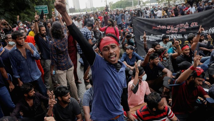 Protestors shouts slogans against Sri Lanka President Gotabaya Rajapaksa near the Presidential Secretariat, amid the countrys economic crisis in Colombo, Sri Lanka, April 9, 2022. REUTERS/Dinuka Liyanawatte