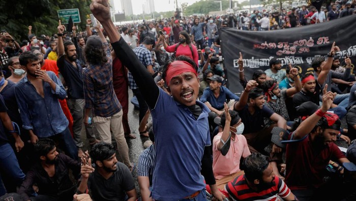 Dilanda Krisis Besar-besaran, Warga Sri Lanka Murka Protestors shouts slogans against Sri Lanka President Gotabaya Rajapaksa near the Presidential Secretariat, amid the country's economic crisis in Colombo, Sri Lanka, April 9, 2022. REUTERS/Dinuka Liyanawatte
