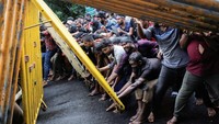 Krisis yang terjadi di Sri Lanka pun memicu kemarahan dari masyarakat. Atas krisis ekonomi yang mendalam ratusan orang demo dan berujung bentrok dengan polisi selama beberapa jam.  