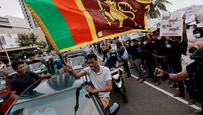 Protestors shouts slogans against Sri Lanka President Gotabaya Rajapaksa near the Presidential Secretariat, amid the countrys economic crisis in Colombo, Sri Lanka, April 9, 2022. REUTERS/Dinuka Liyanawatte