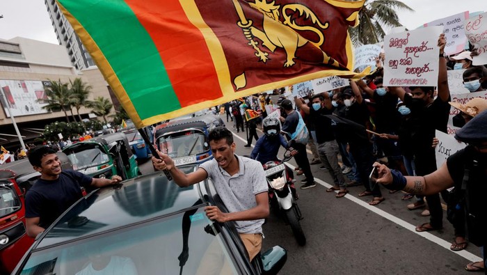Dilanda Krisis Besar-besaran, Warga Sri Lanka Murka Protestors shouts slogans against Sri Lanka President Gotabaya Rajapaksa near the Presidential Secretariat, amid the country's economic crisis in Colombo, Sri Lanka, April 9, 2022. REUTERS/Dinuka Liyanawatte