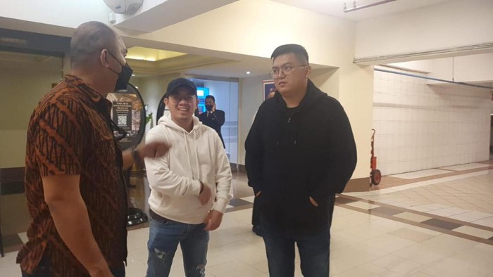 Dua tersangka kasus DNA Pro saat ditangkap di hotel bintang lima di Jakarta Selatan (dok. Istimewa)